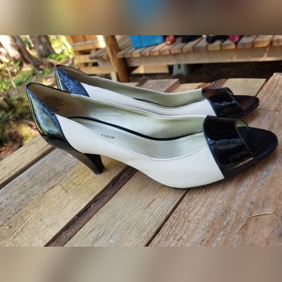 Size 8.5 Spectator High Heel Shoes Anne Klein Ladies Peak Toe White Black Formal - Picture 2 of 10